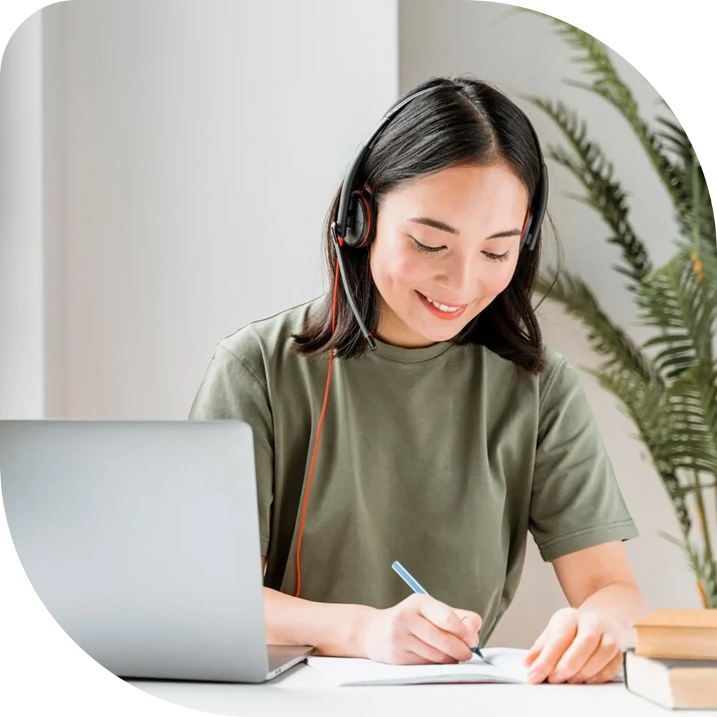 עובדת וירטואלית עם אוזניות במשרד - TLV300